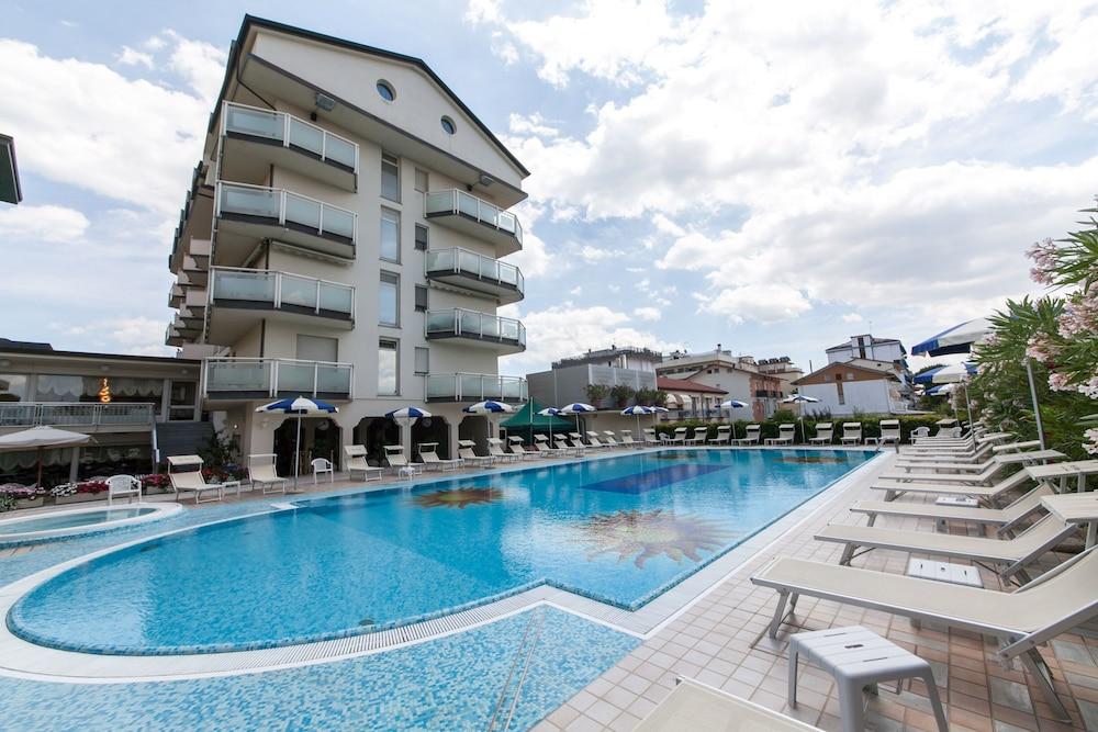 Universal Hotel Cervia Eksteriør bilde